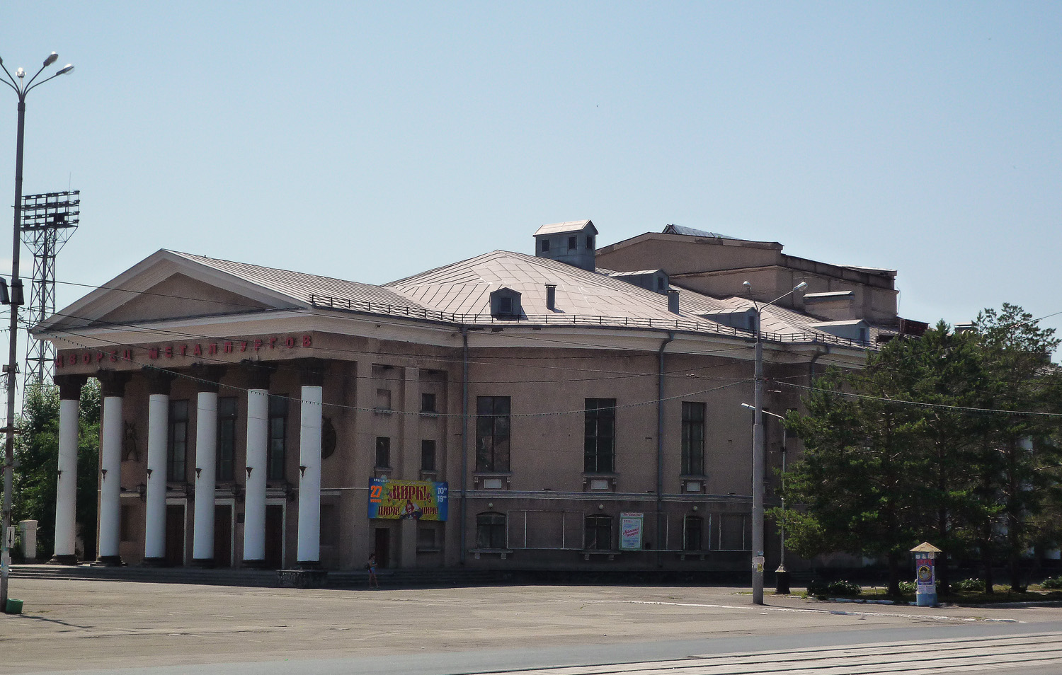 Новотроицк, Улица Строителей, 2 / Советская улица, 33