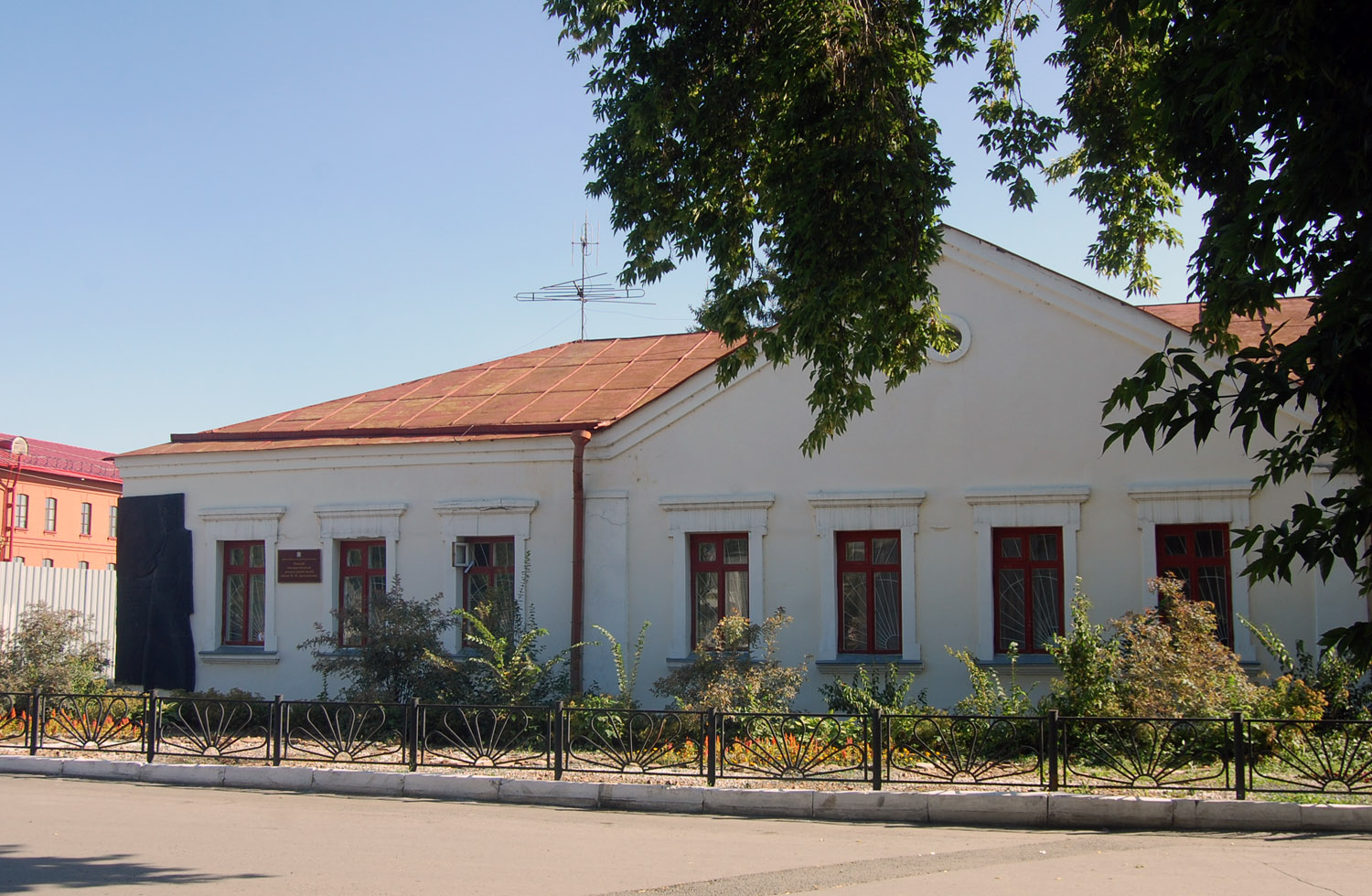 Омск, Улица Достоевского, 1 / Улица Победы, 4