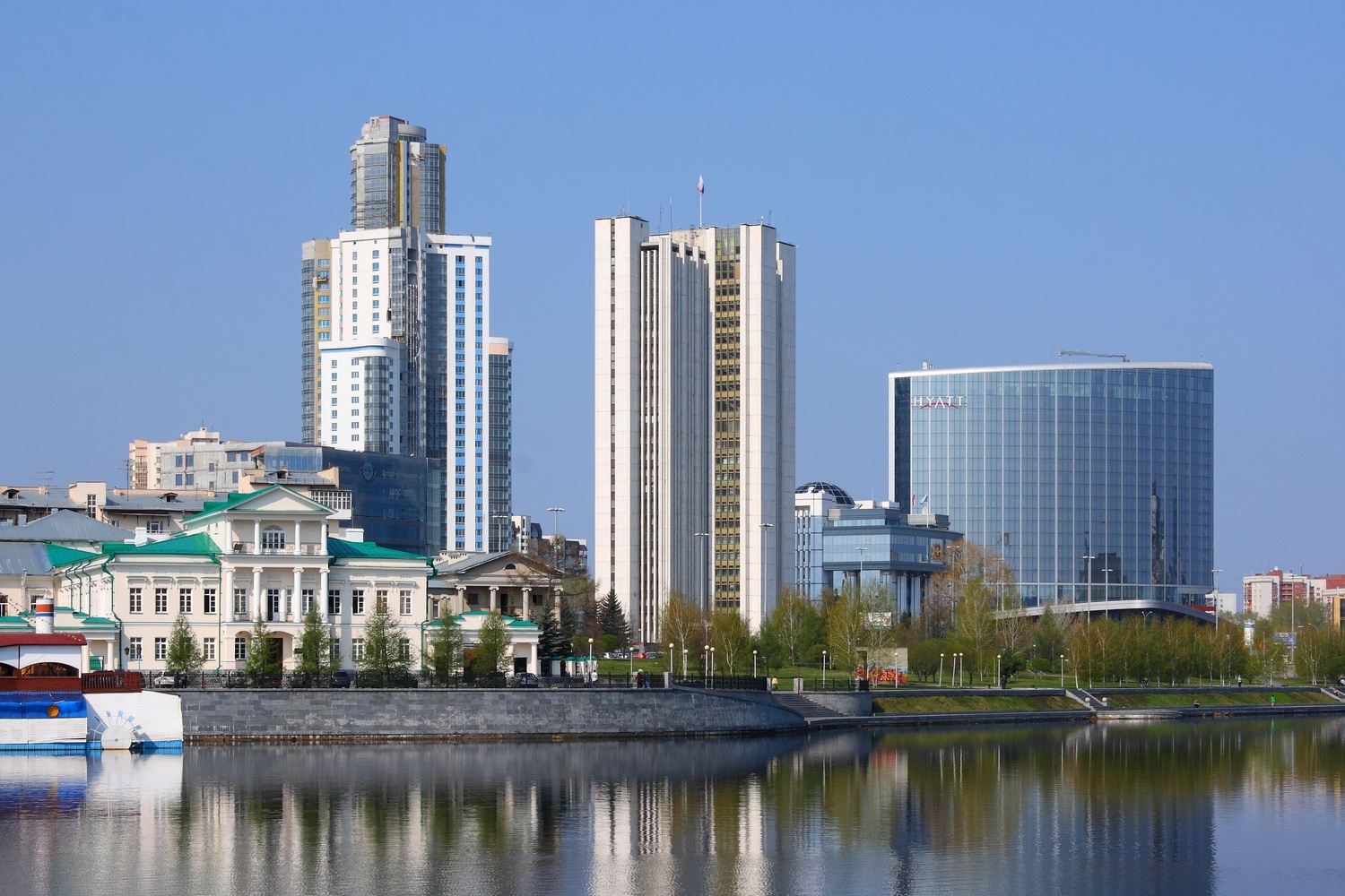 Екатеринбург, Октябрьская площадь, 1; Улица Бориса Ельцина, 8