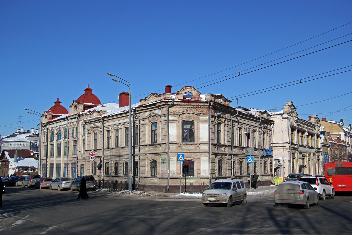 Казань, Улица Парижской Коммуны, 20 / Улица Габдуллы Тукая, 37