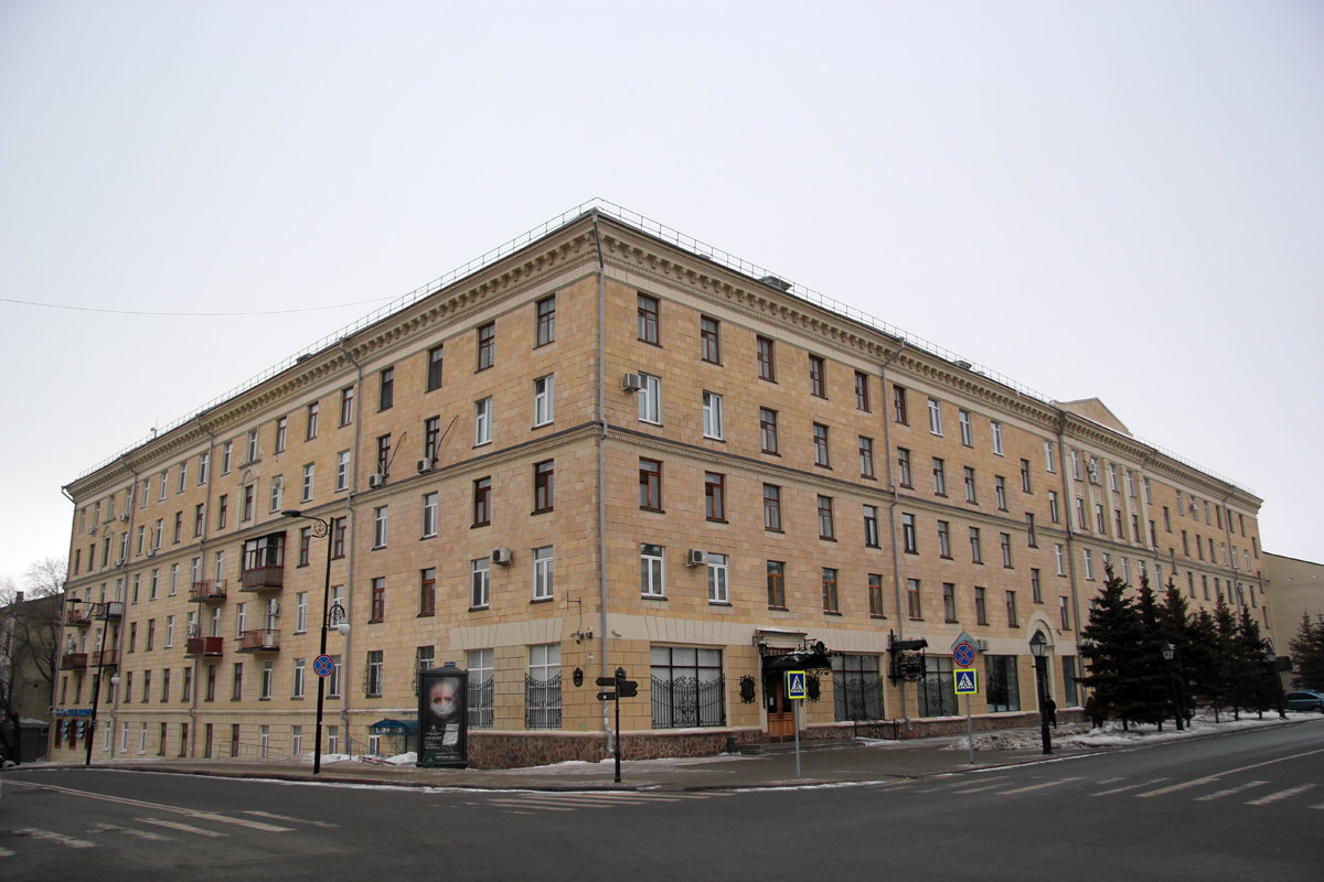 Казань, Кремлёвская улица, 2А / Улица Чернышевского, 4