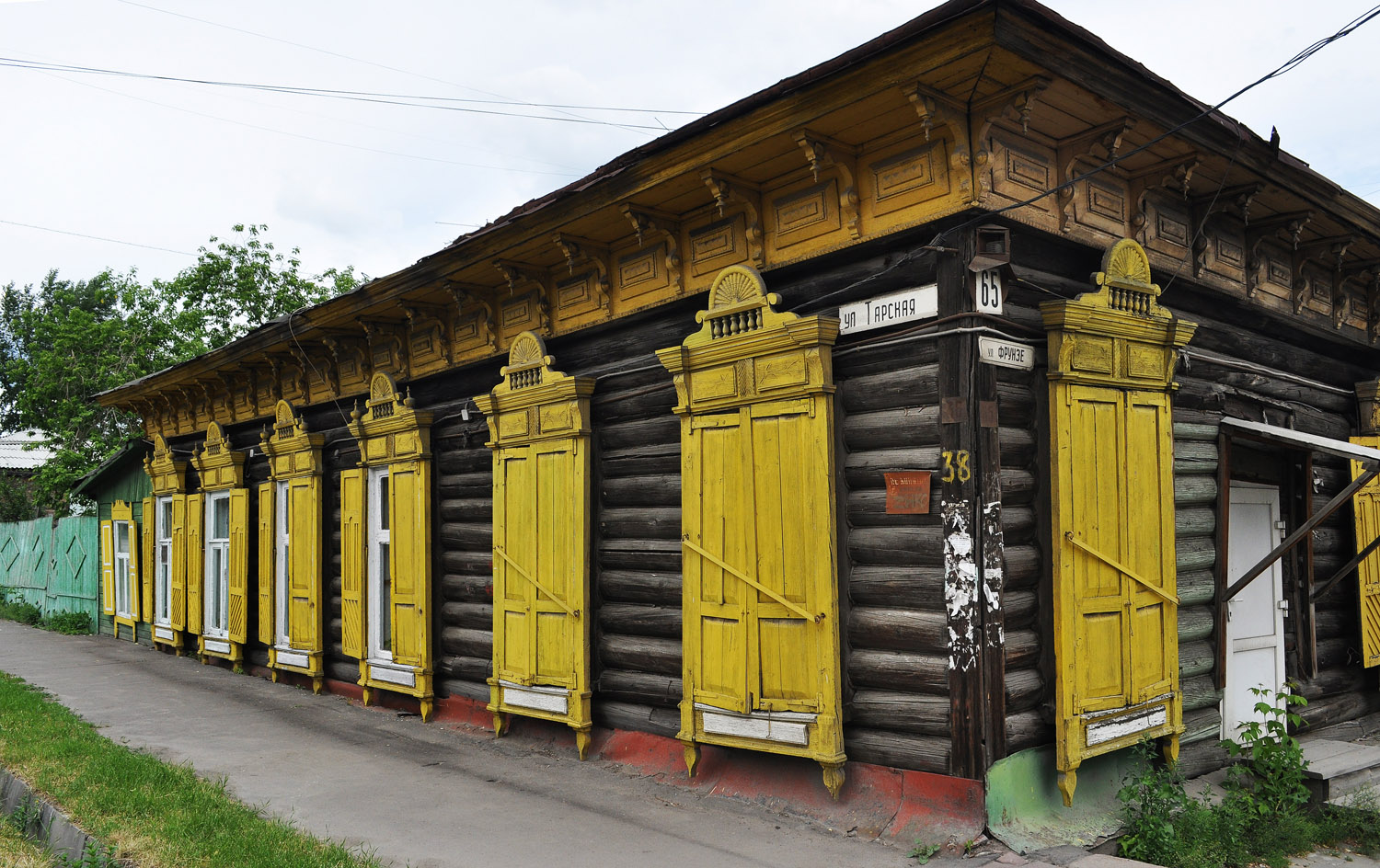 Omsk, Тарская улица, 38 / Улица Фрунзе, 65. Резные орнаменты (кроме наличников)