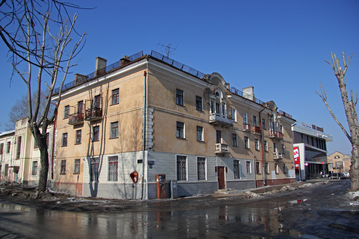 Казань, Ленинградская улица, 15 / Улица Побежимова, 30