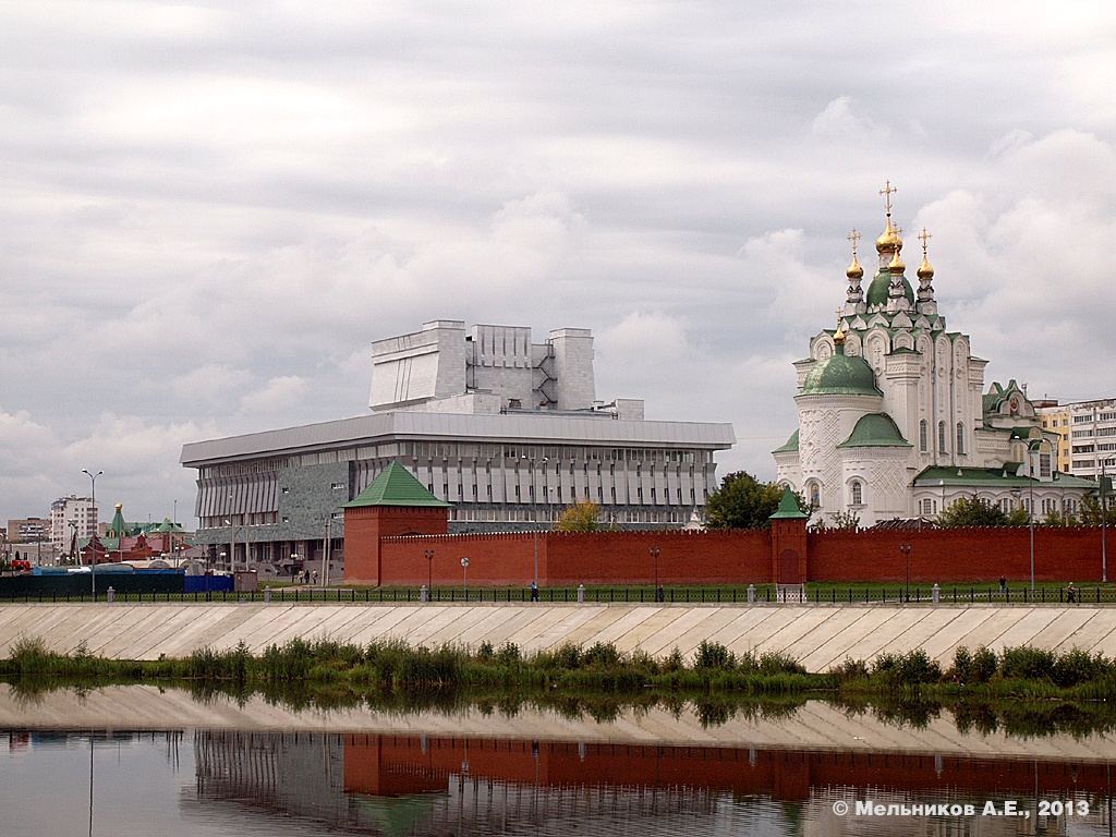 Yoshkar-Ola, Площадь Никонова, 1; Вознесенская улица, 53А