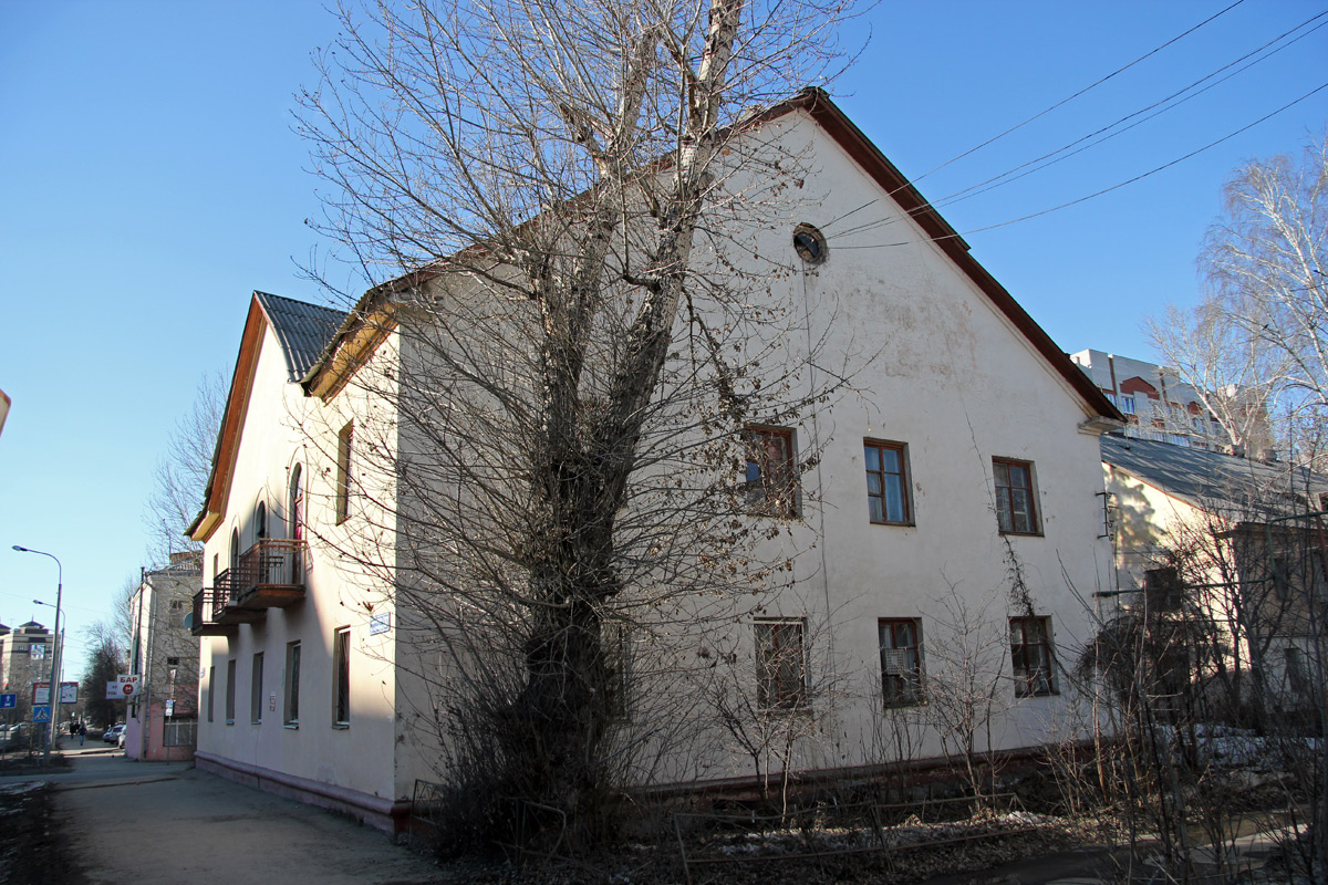 Казань, Улица Аделя Кутуя, 37 / Улица Шуртыгина, 23