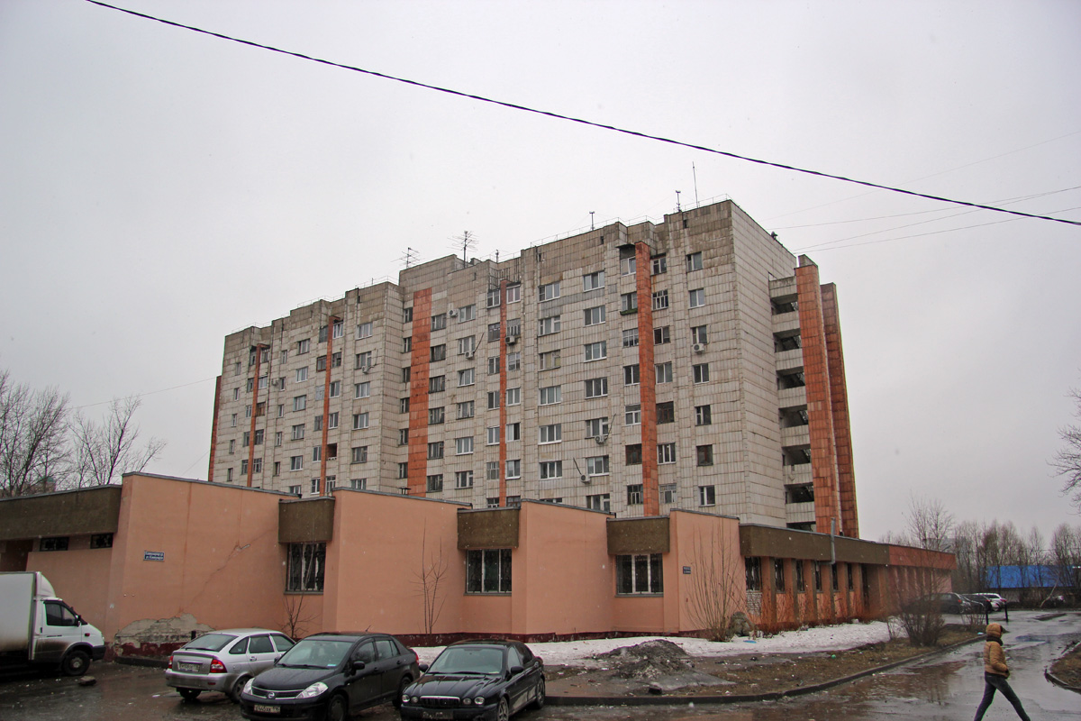Казань, Улица Коммунаров, 1 / Улица Дежнёва, 6