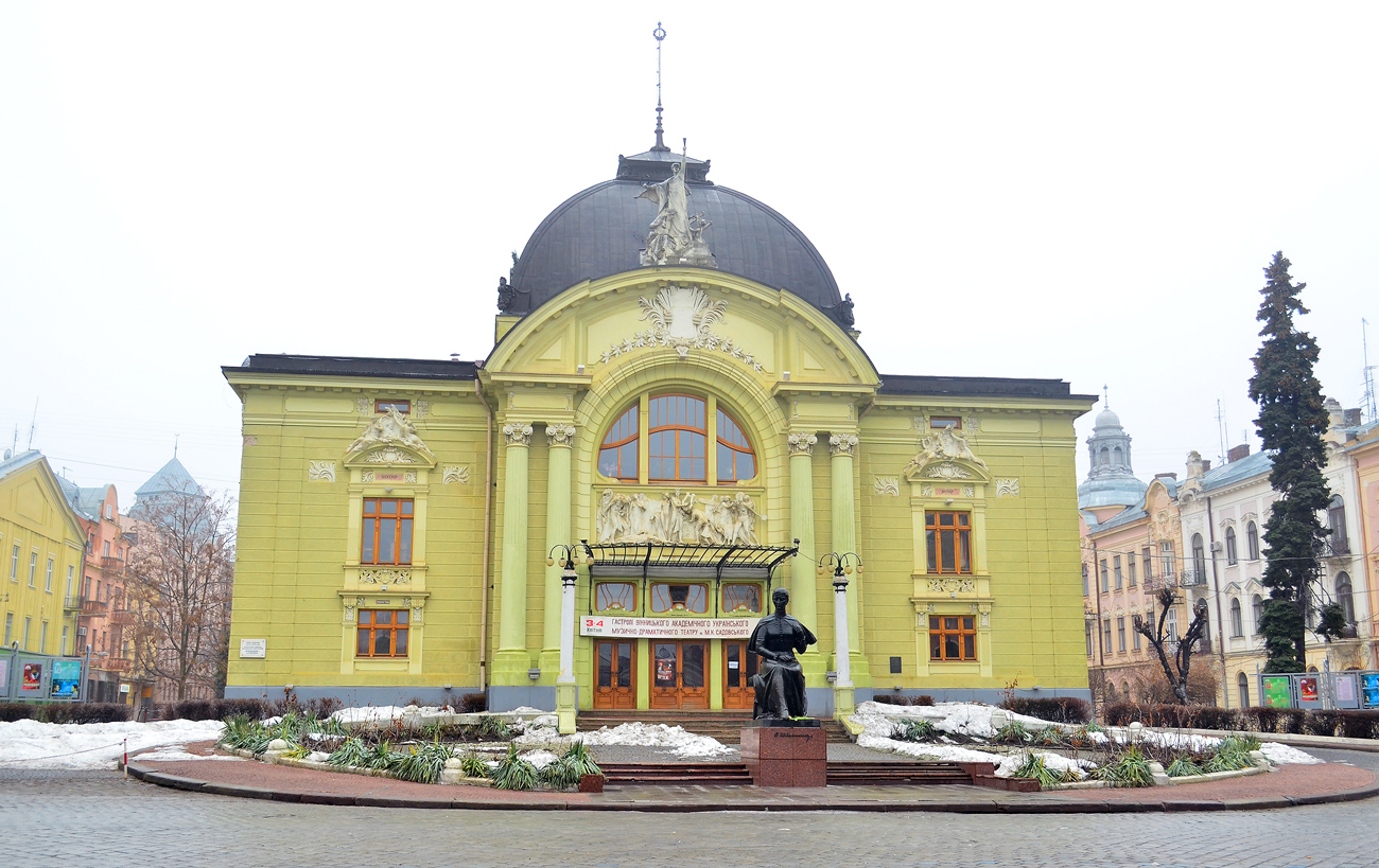 Черновцы, Театральная площадь, 1