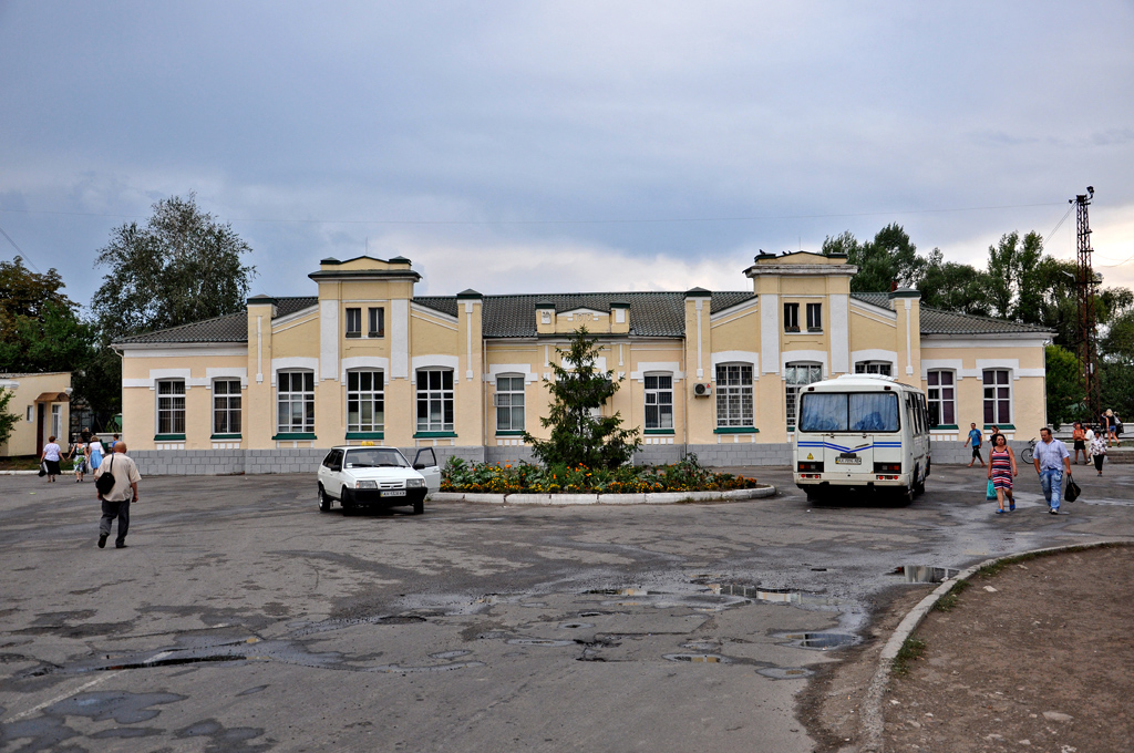 Зміїв, Привокзальная площадь, 1