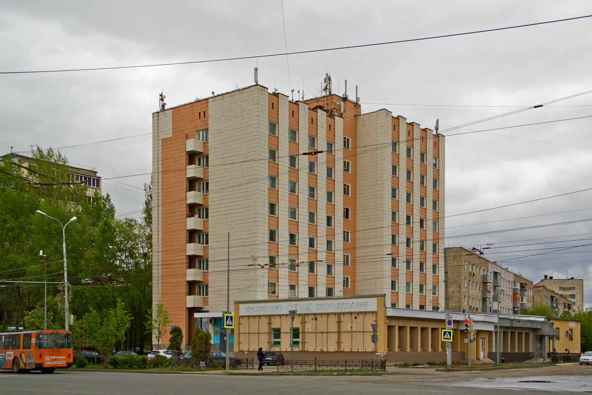 Казань, Улица Марселя Салимжанова, 10 / Улица Хади Такташа, 73