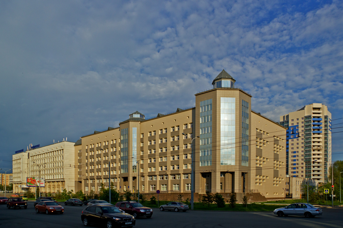 Казань, Красносельская улица, 51 корп. В; Красносельская улица, 51 корп. Д / Улица Мулланура Вахитова, 18; Улица Яруллина, 6