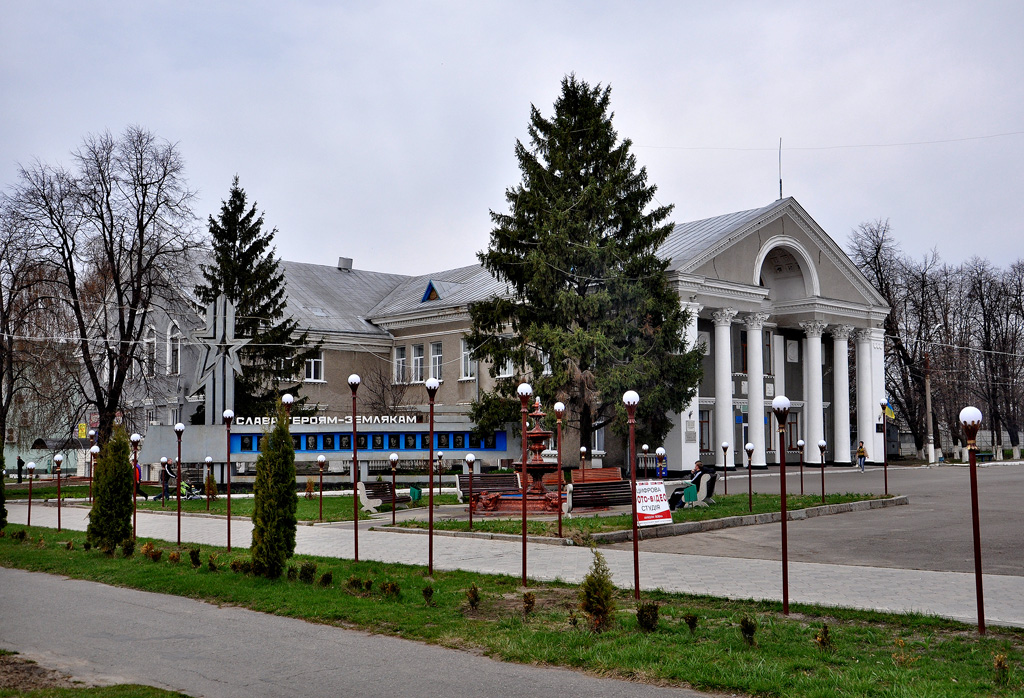 Гайсин, Площадь Мира, 1