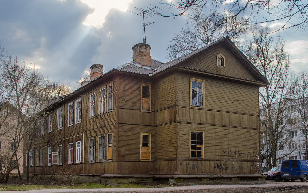 Гатчина, Улица Карла Маркса, 75 / Улица 7-й Армии, 13