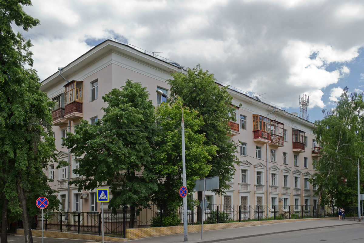 Казань, Улица Япеева, 8 / Улица Бехтерева, 2
