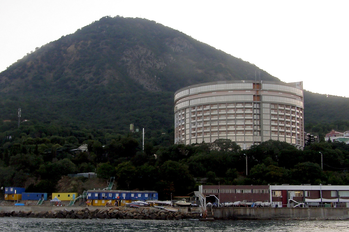 Алушта, Набережная улица, 24