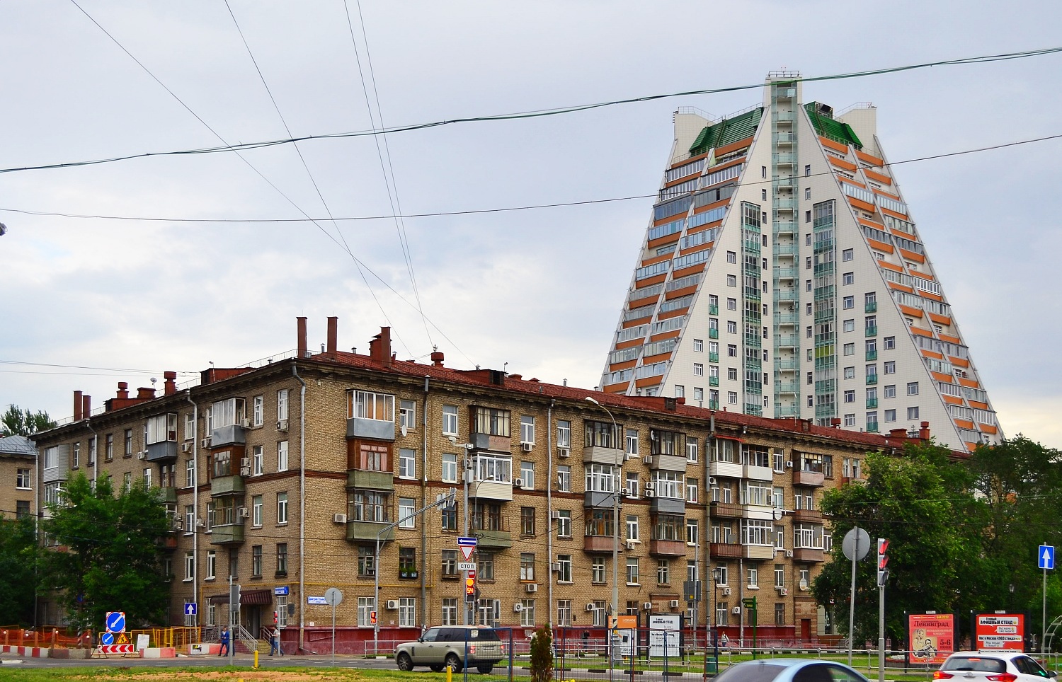 Москва, Новочерёмушкинская улица, 15 / Улица Дмитрия Ульянова, 29; Улица Дмитрия Ульянова, 31