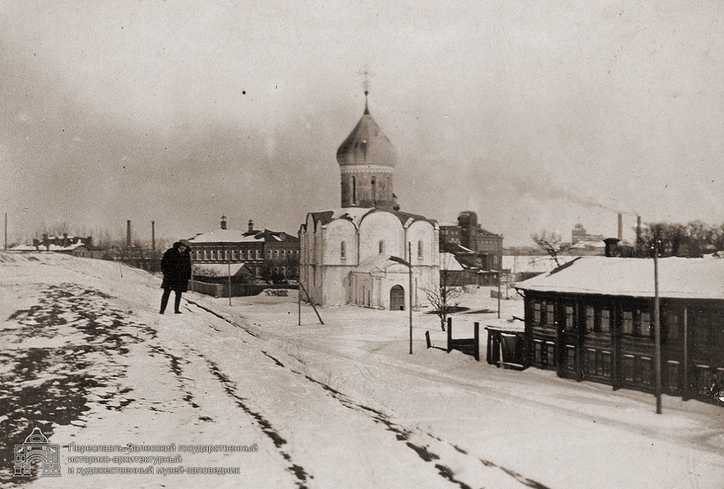 Переславль-Залесский, Красная площадь, 3; Улица Валовое Кольцо, 39