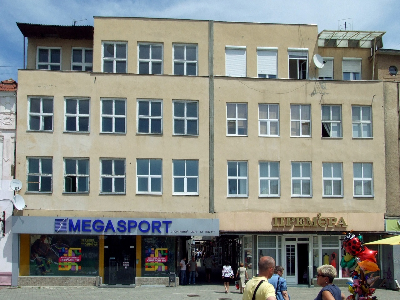 Ужгород, Театральная площадь, 7; Театральная площадь, 9