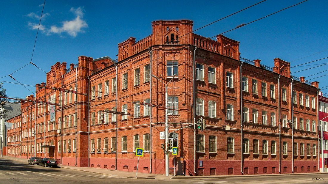Уфа, Коммунистическая улица, 23 / Улица Аксакова, 67