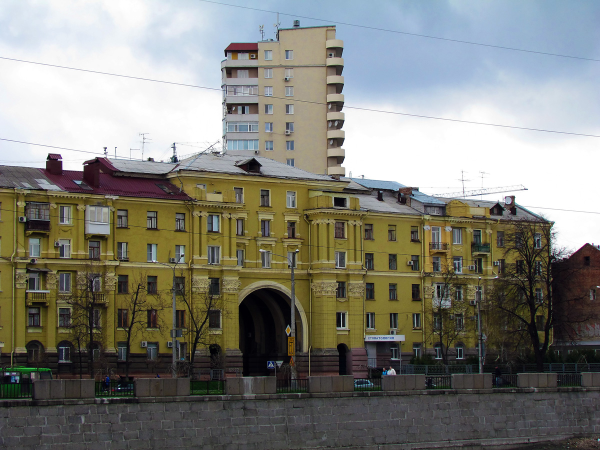 Харьков, Проспект Героев Харькова, 27 / Харьковская набережная, 1