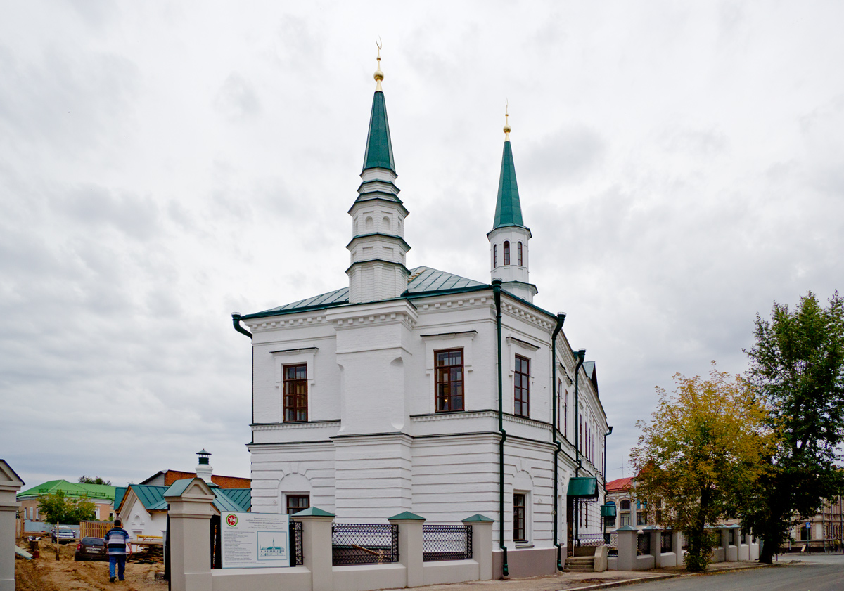 Казань, Улица Габдуллы Тукая, 40 / Улица Парижской Коммуны, 22