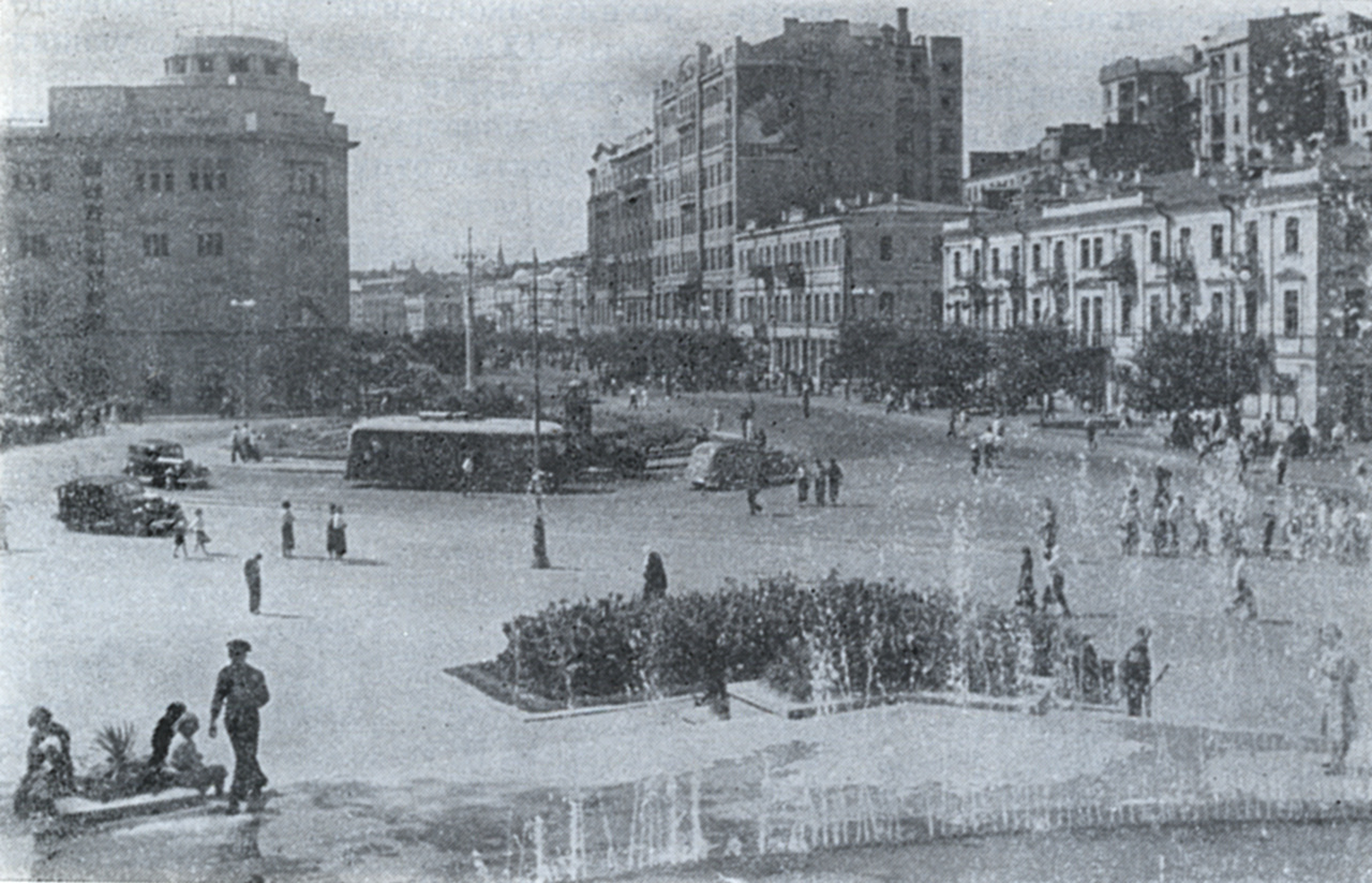 Киев, Улица Крещатик, 1 / Улица Михаила Грушевского, 2; Улица Крещатик, 2 / Трёхсвятительская улица / Владимирский спуск; Улица Крещатик, 4 / Трёхсвятительская улица; Улица Крещатик, 6; Улица Крещатик, 8; Улица Крещатик, 10; Улица Крещатик, 12; Костёльная улица, 8