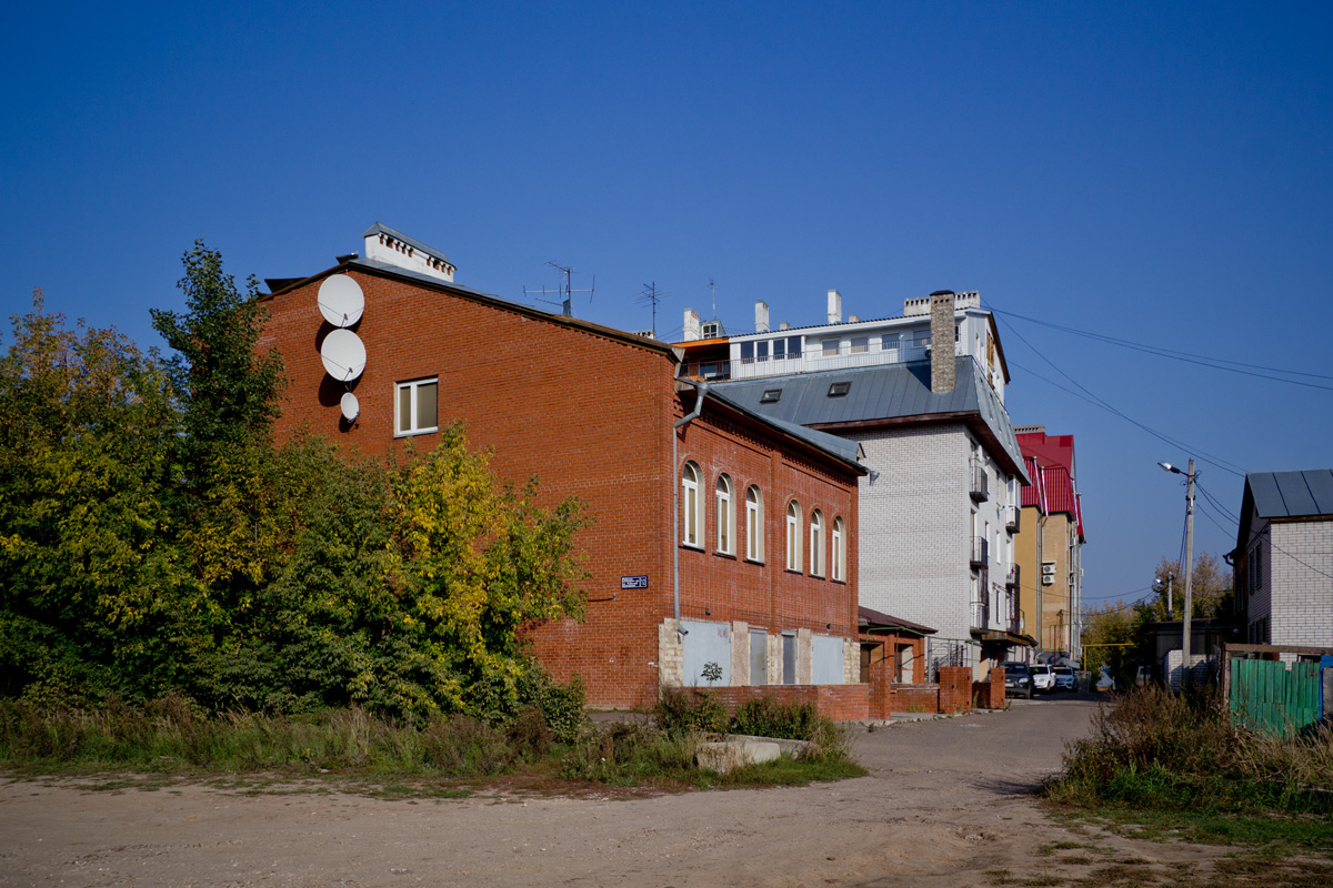 Казань, Улица Рабочей Молодёжи, 12; Поперечно-Центральная улица, 6