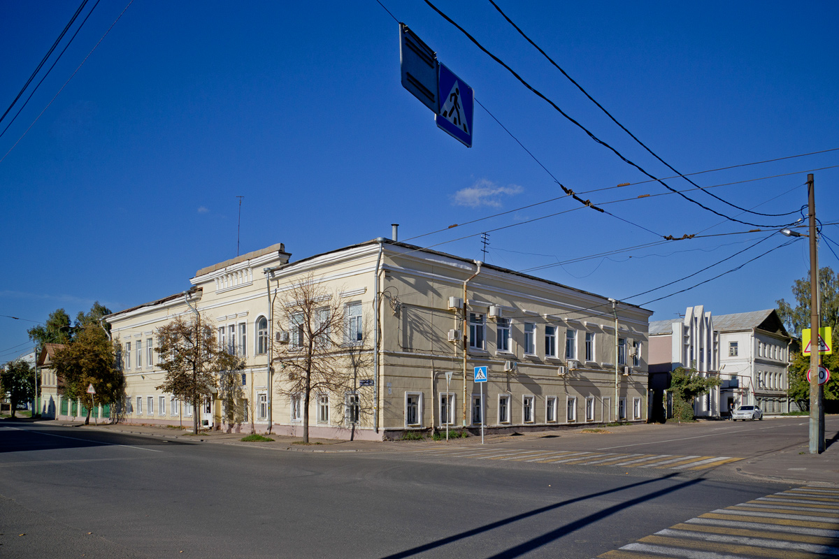 Казань, Улица Гладилова, 28 / Улица Энгельса, 5; Улица Энгельса, 7 корп. 3; Улица Энгельса, 7 корп. 2