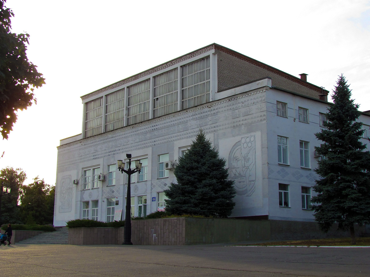 Донец, Центральная улица, 13