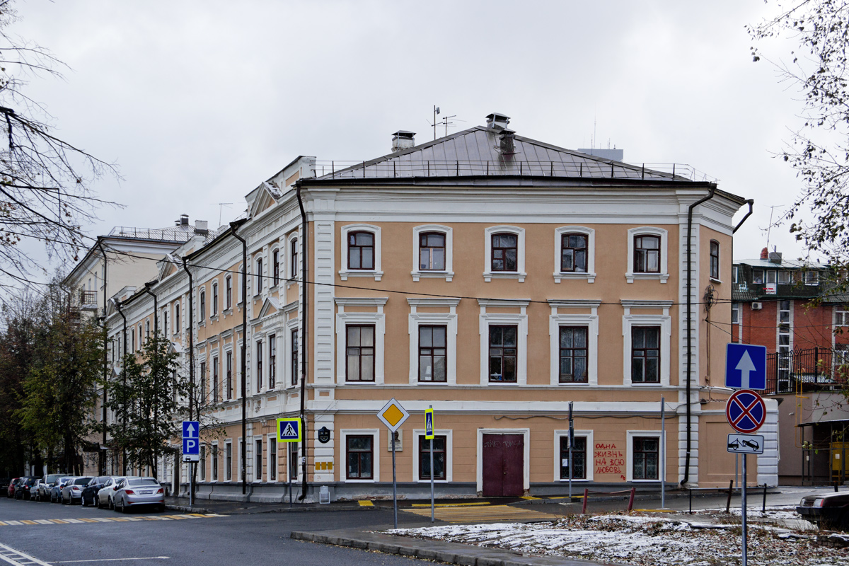 Казань, Улица Кави Наджми, 24 / Улица Дзержинского, 20
