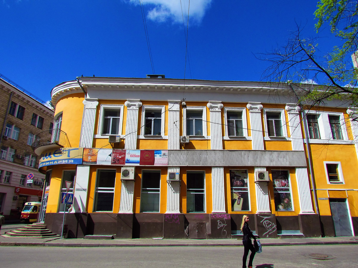 Харьков, Проспект Героев Харькова, 11 / Слесарный переулок, 1