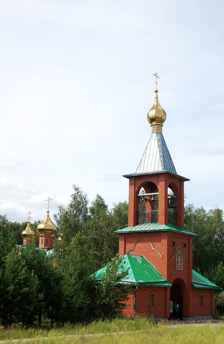 Омский район, прочие н.п., пос. Набережный, Монастырская улица, 12/4, Ачаирский женский монастырь Честного Креста Господня, Северные Святые врата со звонницей и надвратным храмом Анастасии Узорешительницы