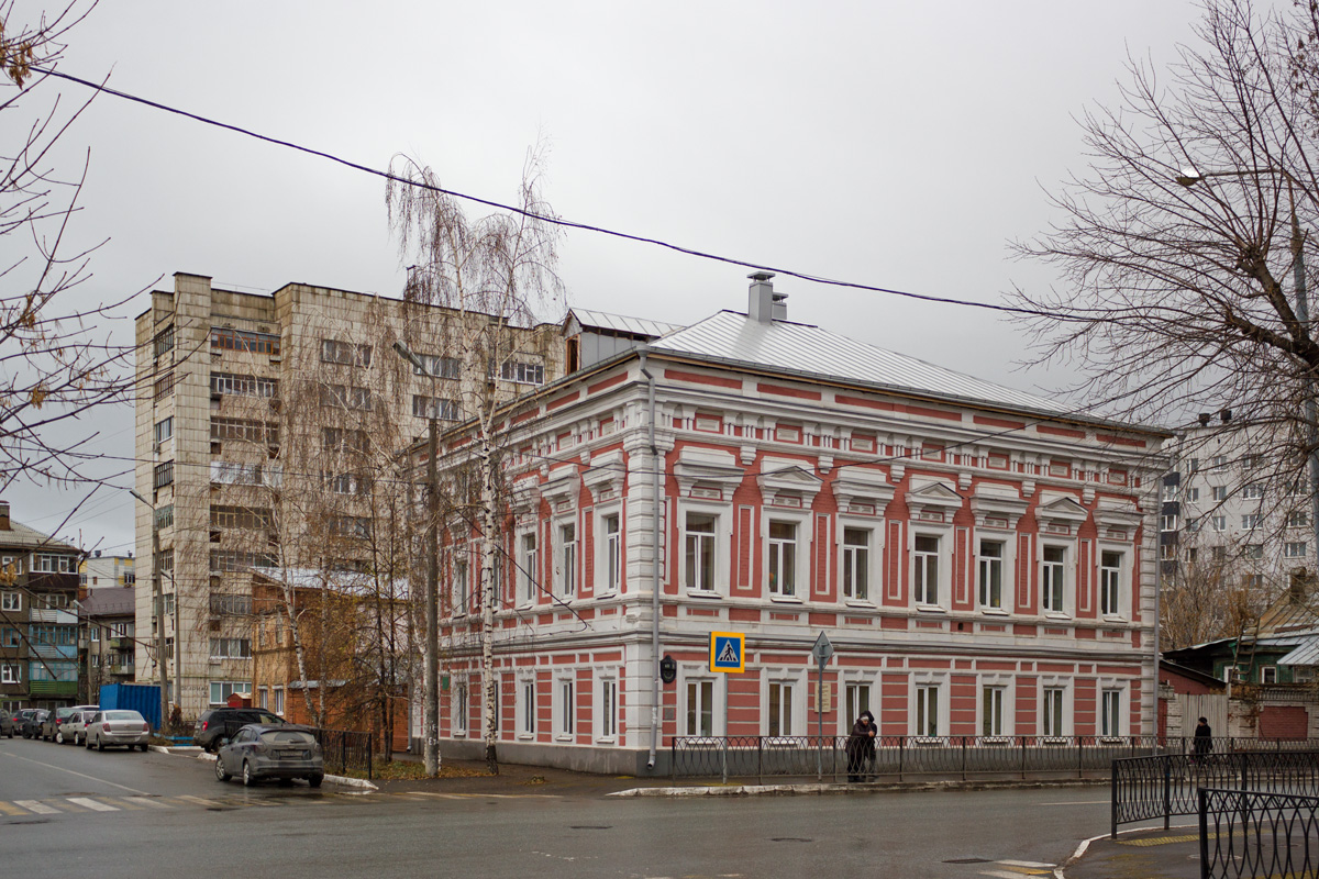 Казань, Улица Сары Садыковой, 6 / Улица Фатыха Карима, 22