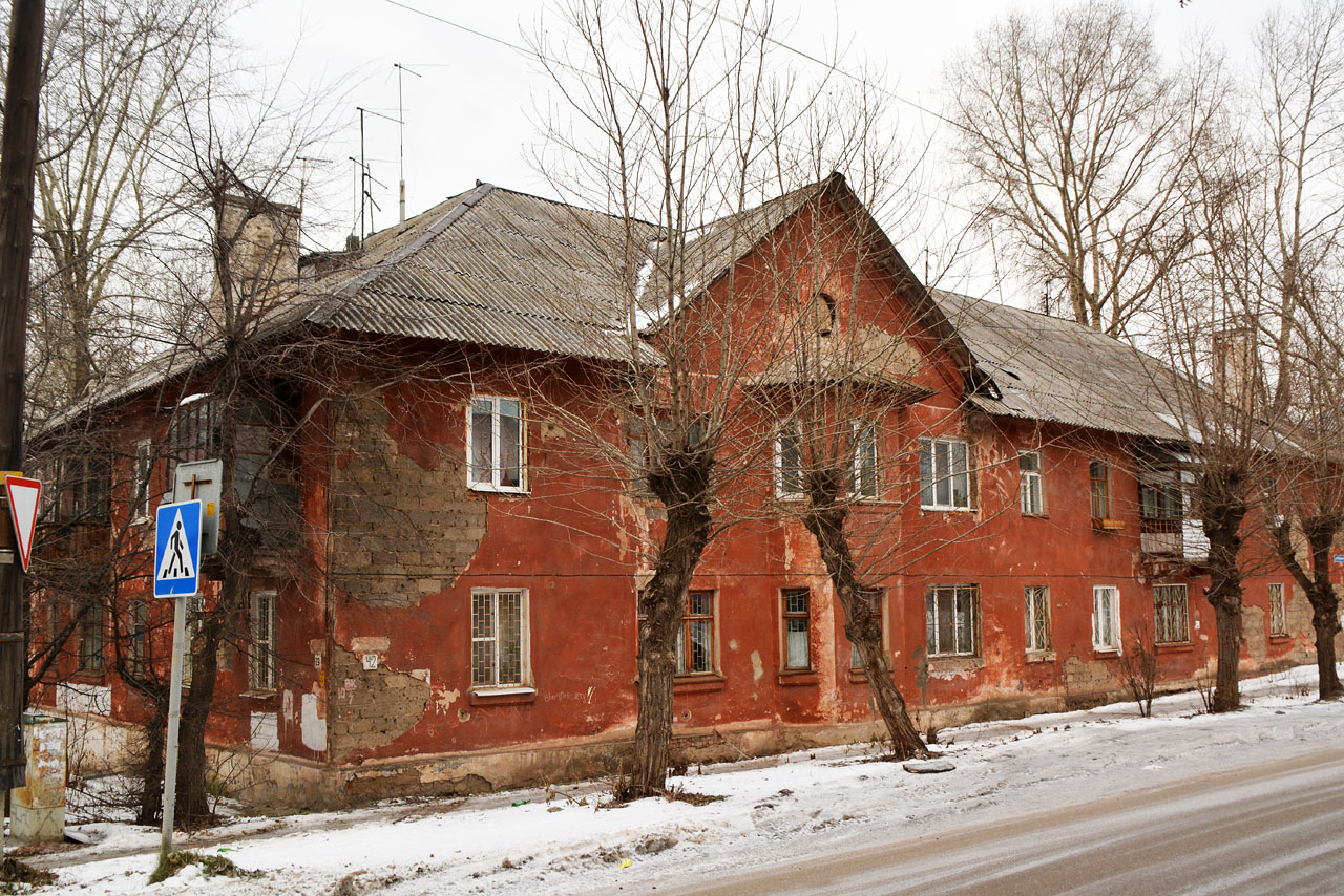 Пермь, Улица Нефтяников, 42 / Улица Космонавта Леонова, 29
