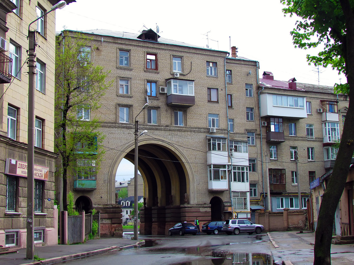 Харьков, Проспект Героев Харькова, 27 / Харьковская набережная, 1