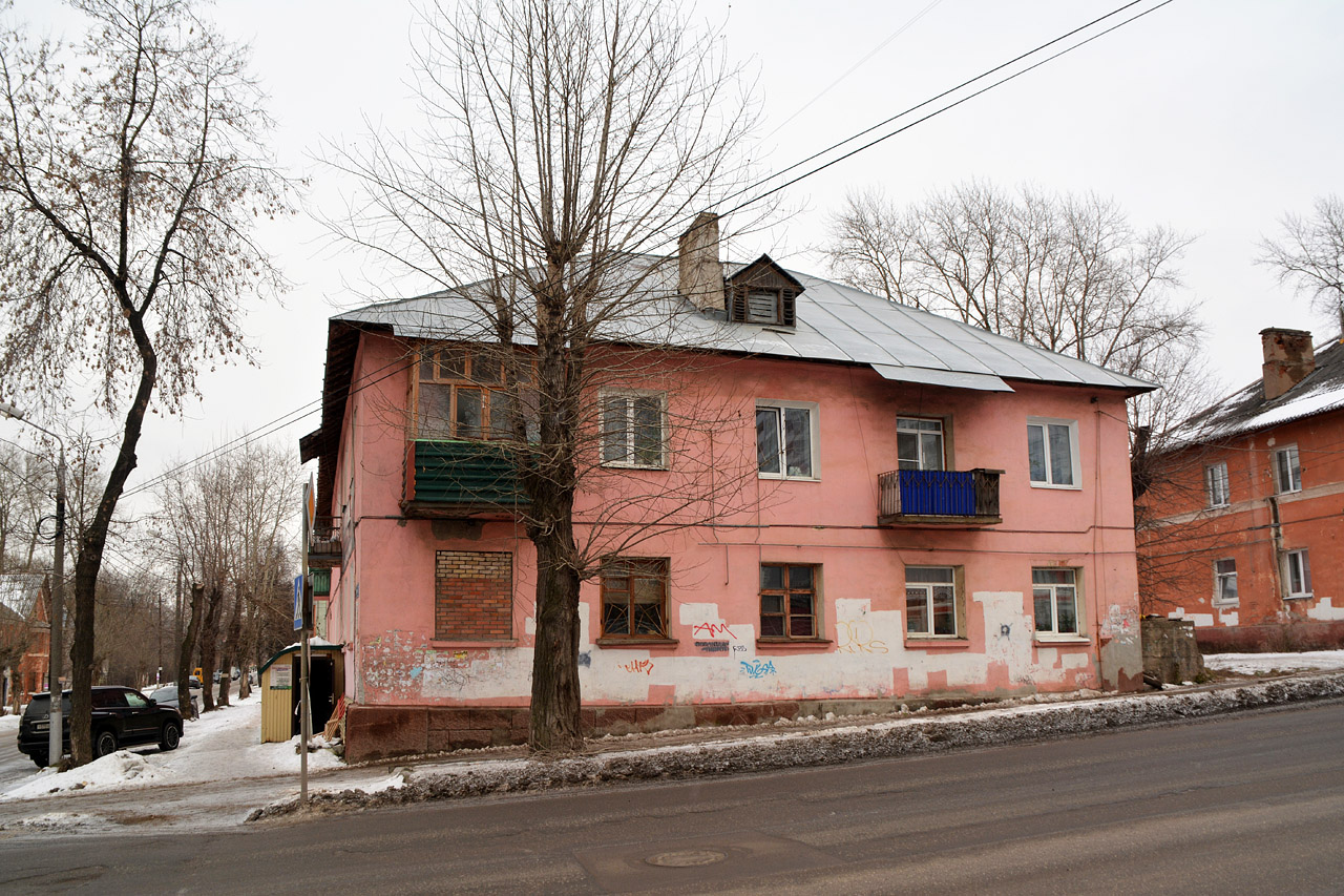 Пермь, Улица Нефтяников, 33 / Улица Космонавта Леонова, 31