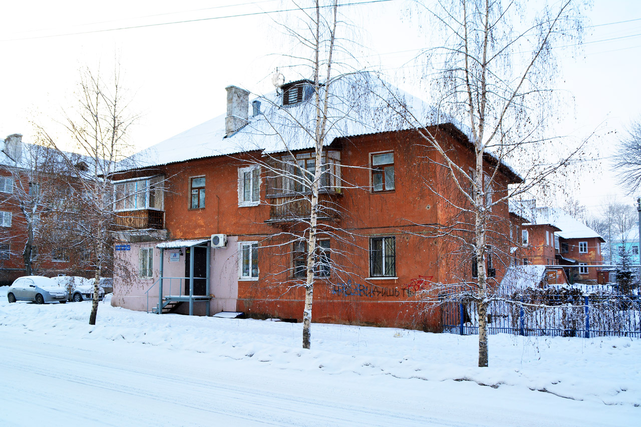 Пермь, Улица Нефтяников, 2 / Улица Комбайнёров, 40