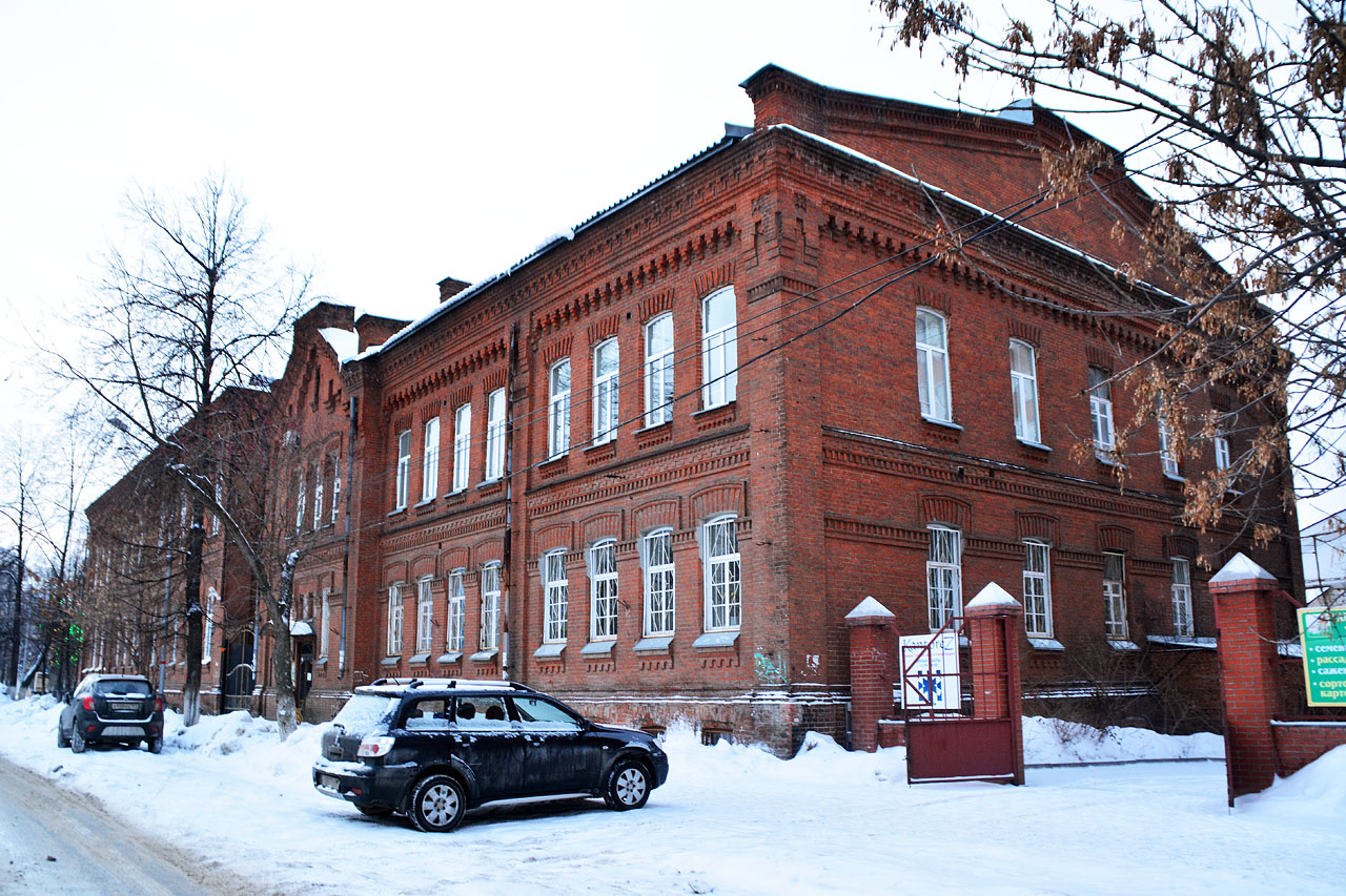 Perm, петропавловская улица, 23 / Улица 25 Октября, 10