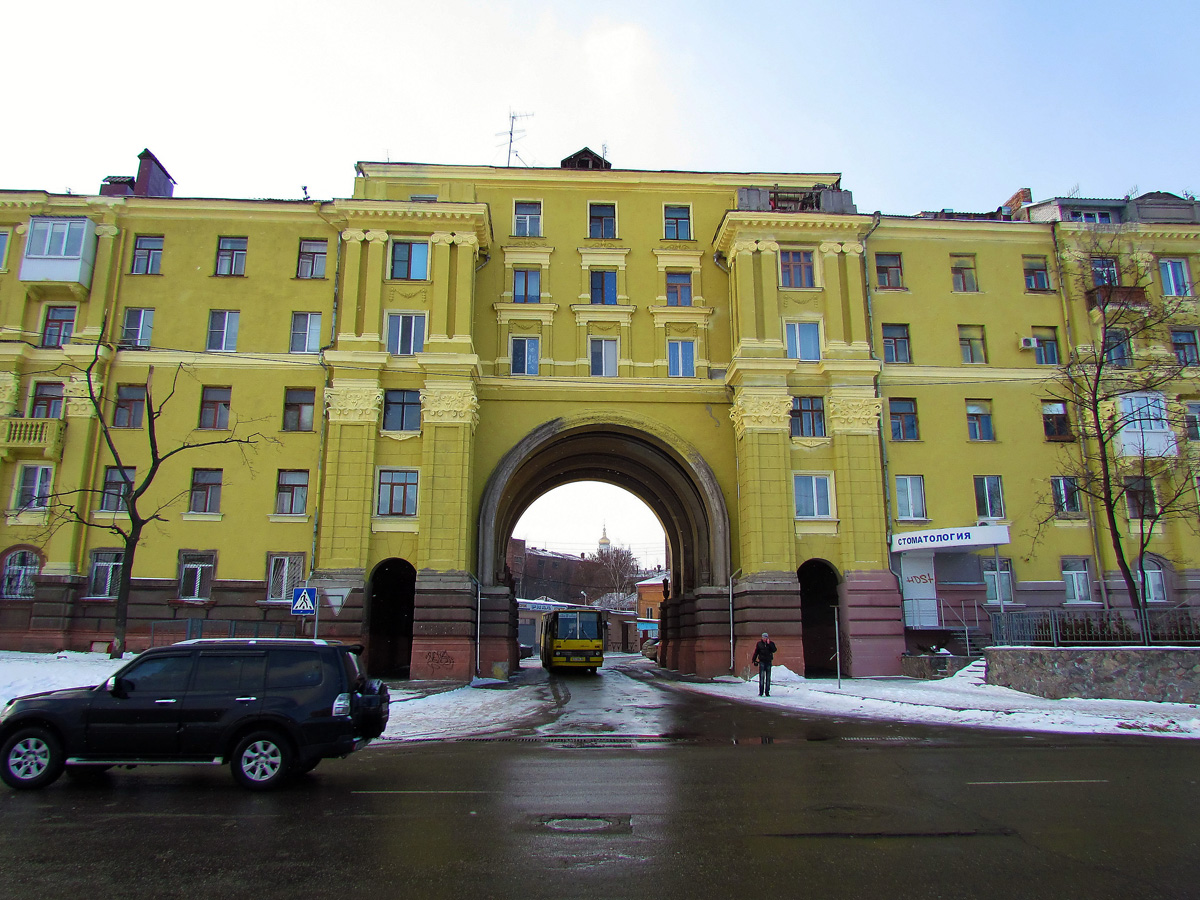 Харьков, Проспект Героев Харькова, 27 / Харьковская набережная, 1