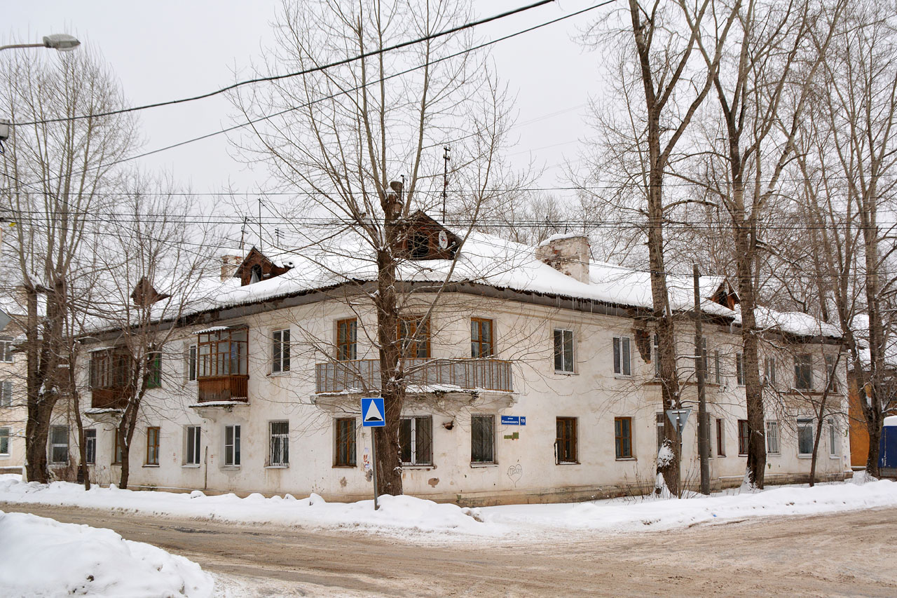 Пермь, Углеуральская улица, 15 / Улица Василия Каменского, 19