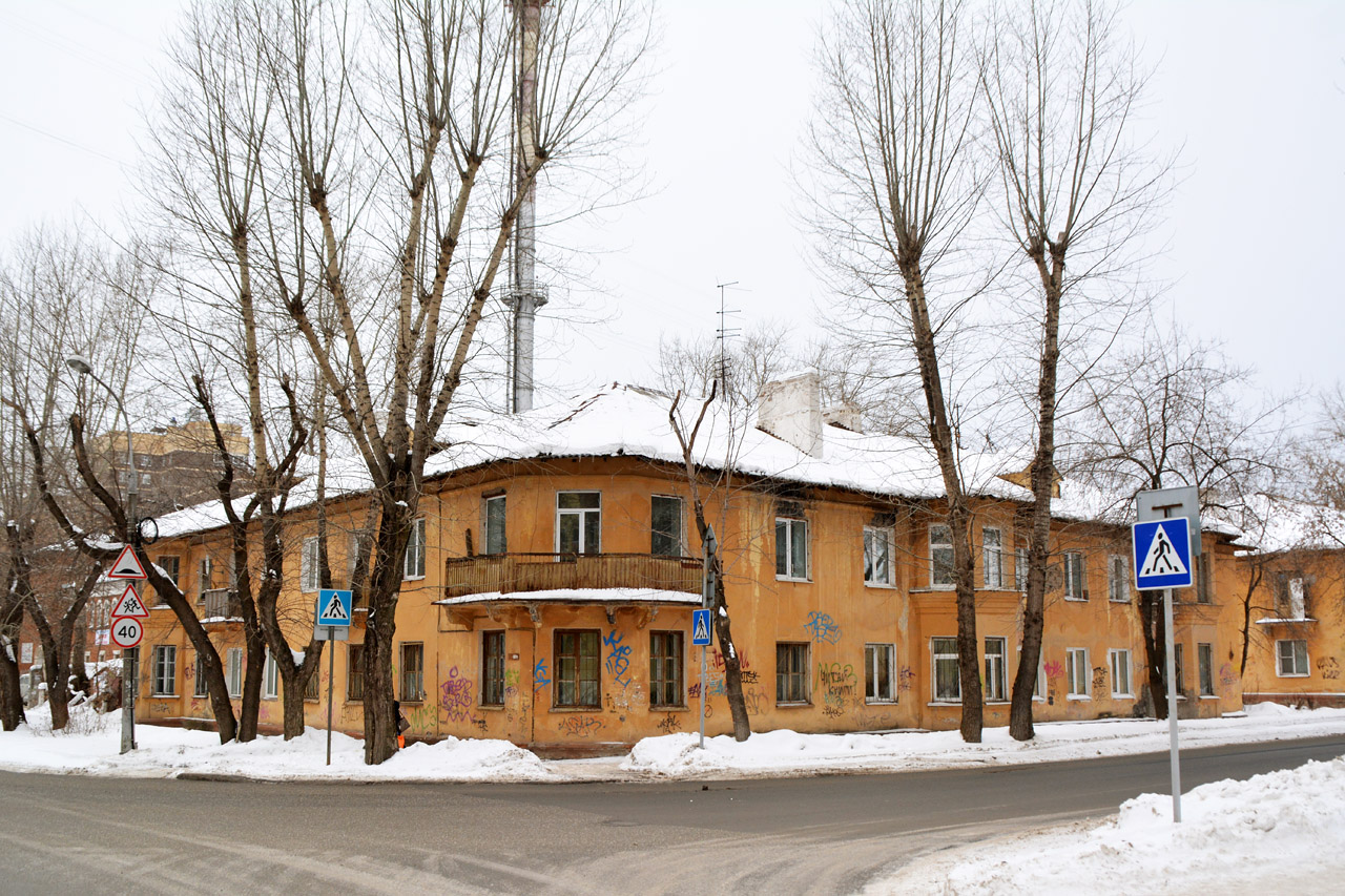 Пермь, Улица Василия Каменского, 11 / Улица Папанинцев, 18