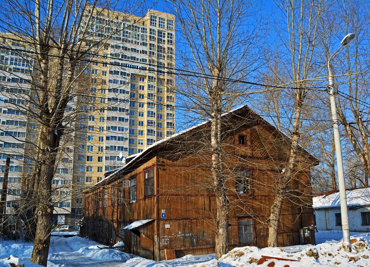 Perm, Улица Барамзиной, 54; Углеуральская улица, 4