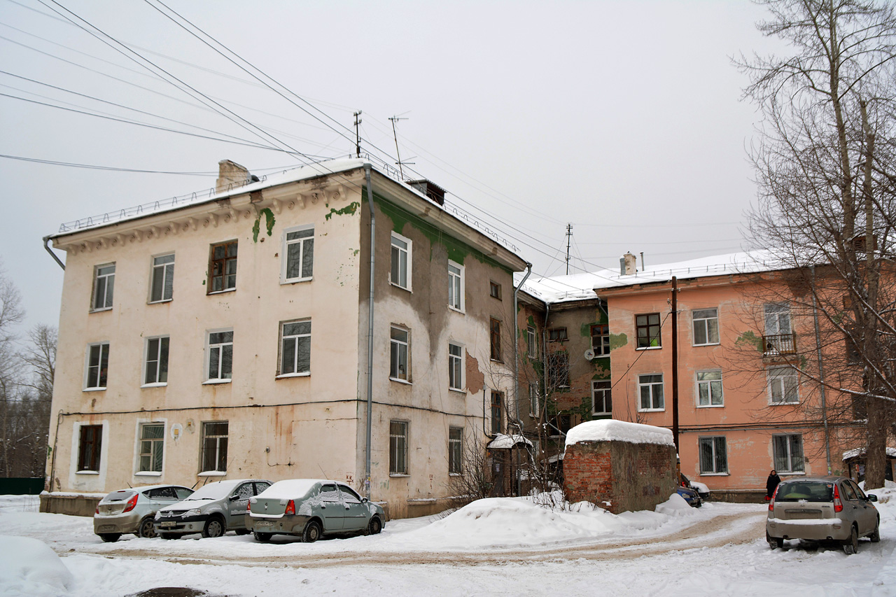 Perm, Боровая улица, 20 / Углеуральская улица, 13