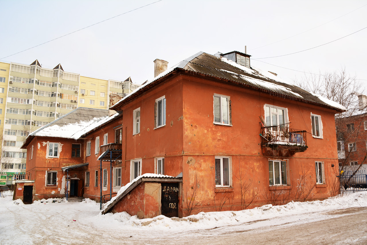 Пермь, Улица Нефтяников, 2 / Улица Комбайнёров, 40