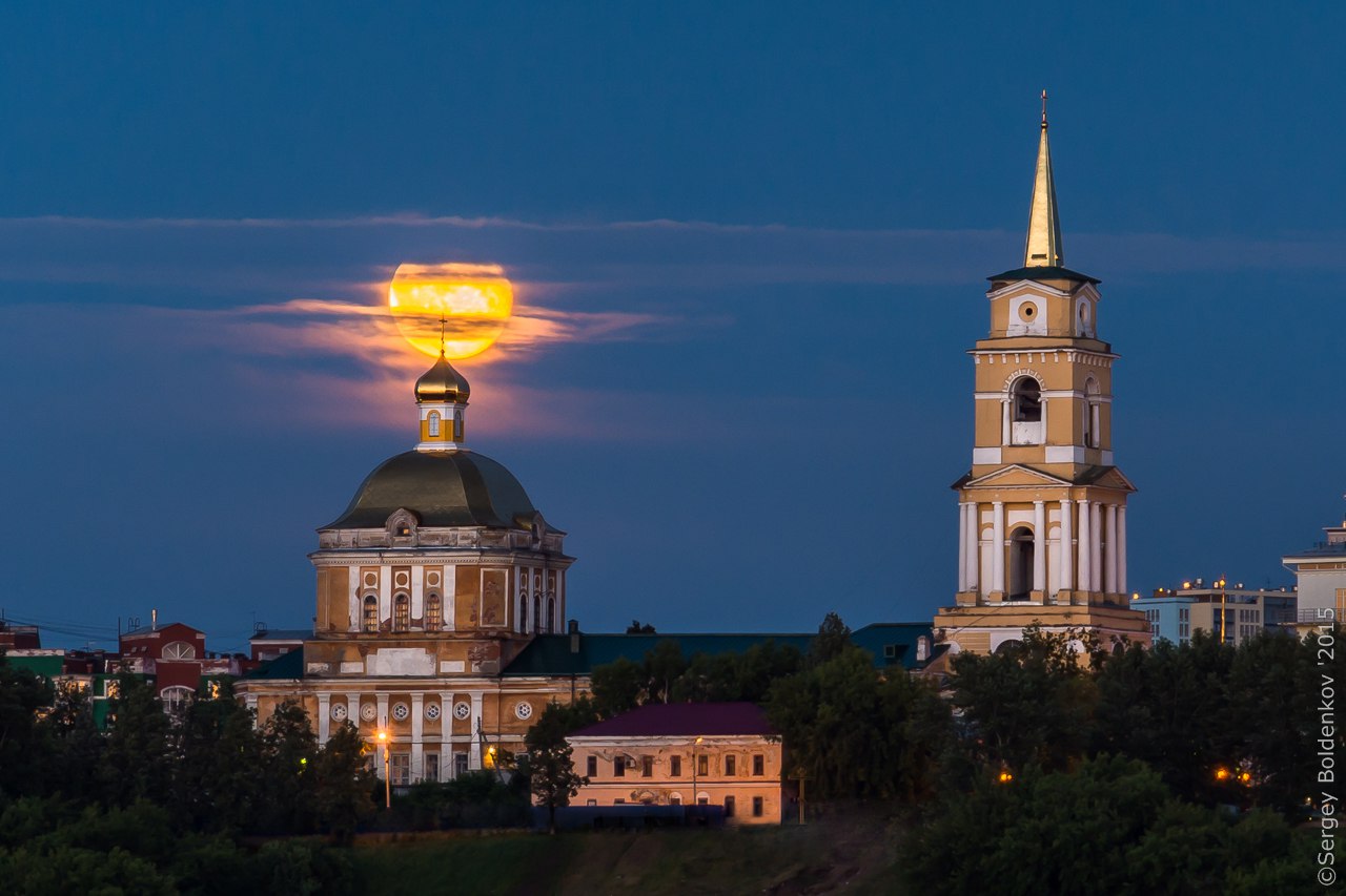 Пермь, Комсомольский проспект, 4; Комсомольский проспект, 2 / Улица Окулова, 3