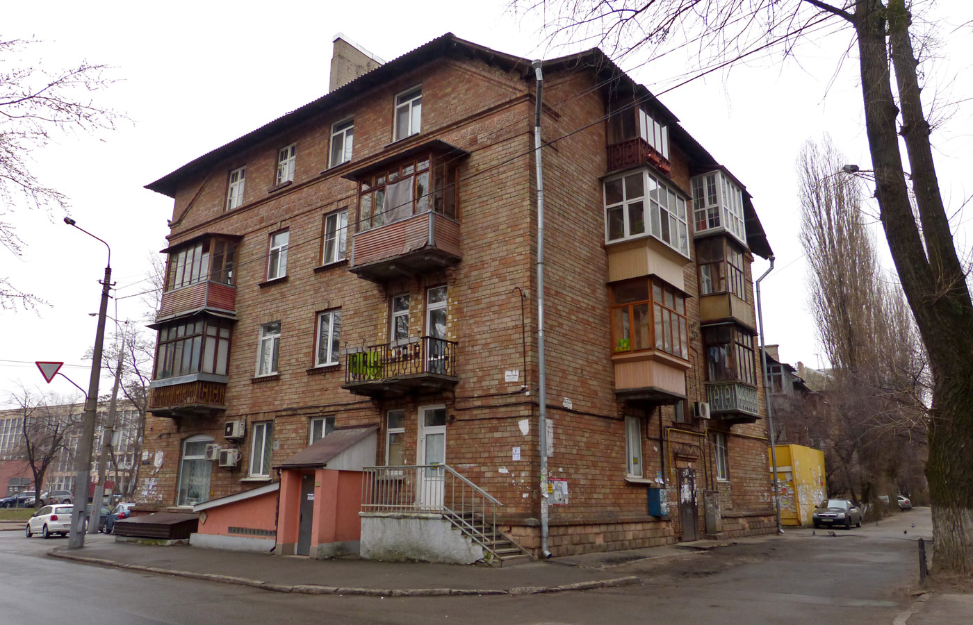 Киев, Улица Просвещения, 8 / Вузовская улица, 1