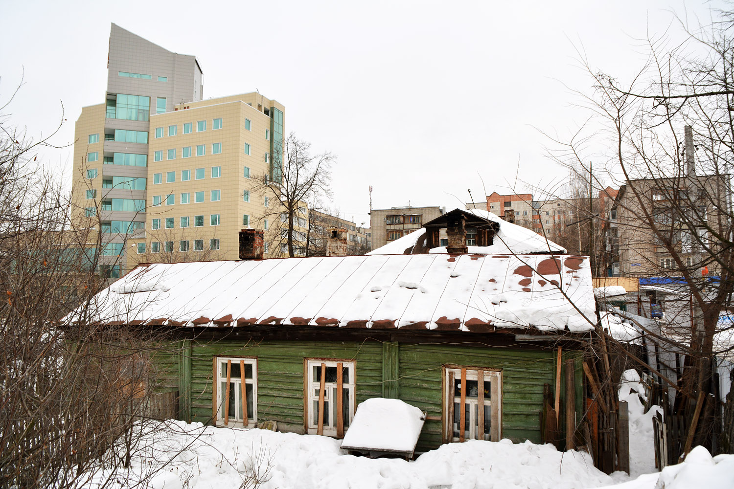 Perm, Улица Попова, 9; Монастырская улица, 48А