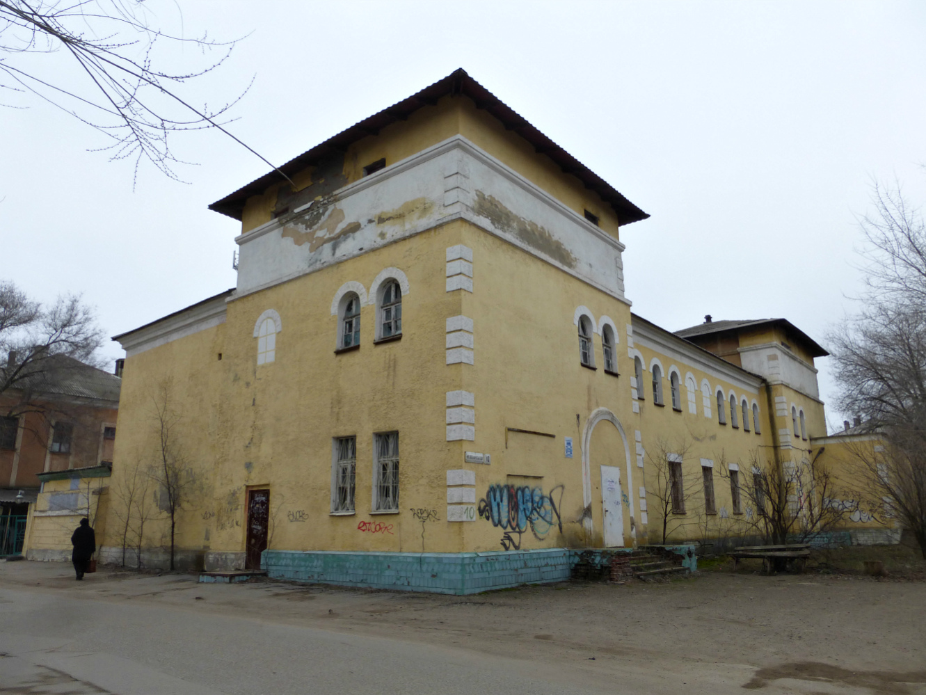 Волжский, Улица Циолковского, 2 / Улица XIX Партсъезда, 10