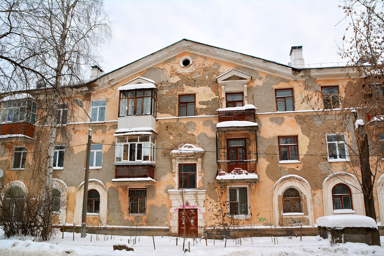 Пермь, Улица Чайковского, 19 / Кавалерийская улица, 13