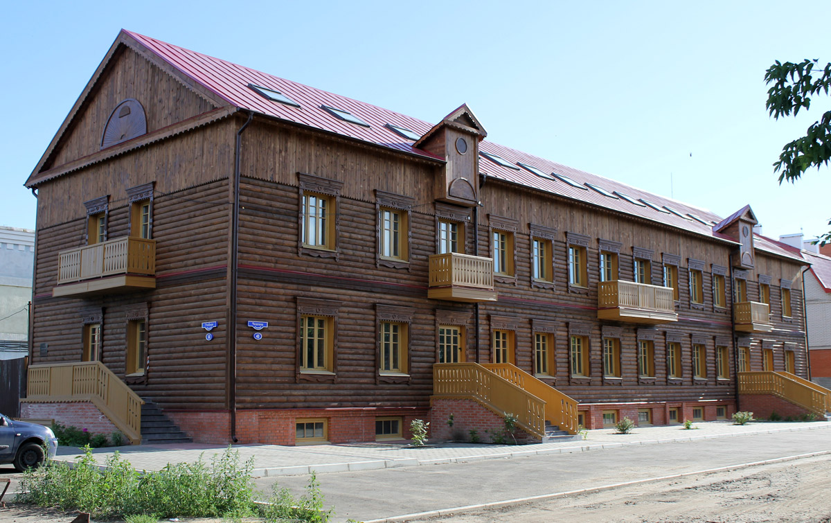 Омск, Улица Чкалова, 40 / Учебная улица, 68