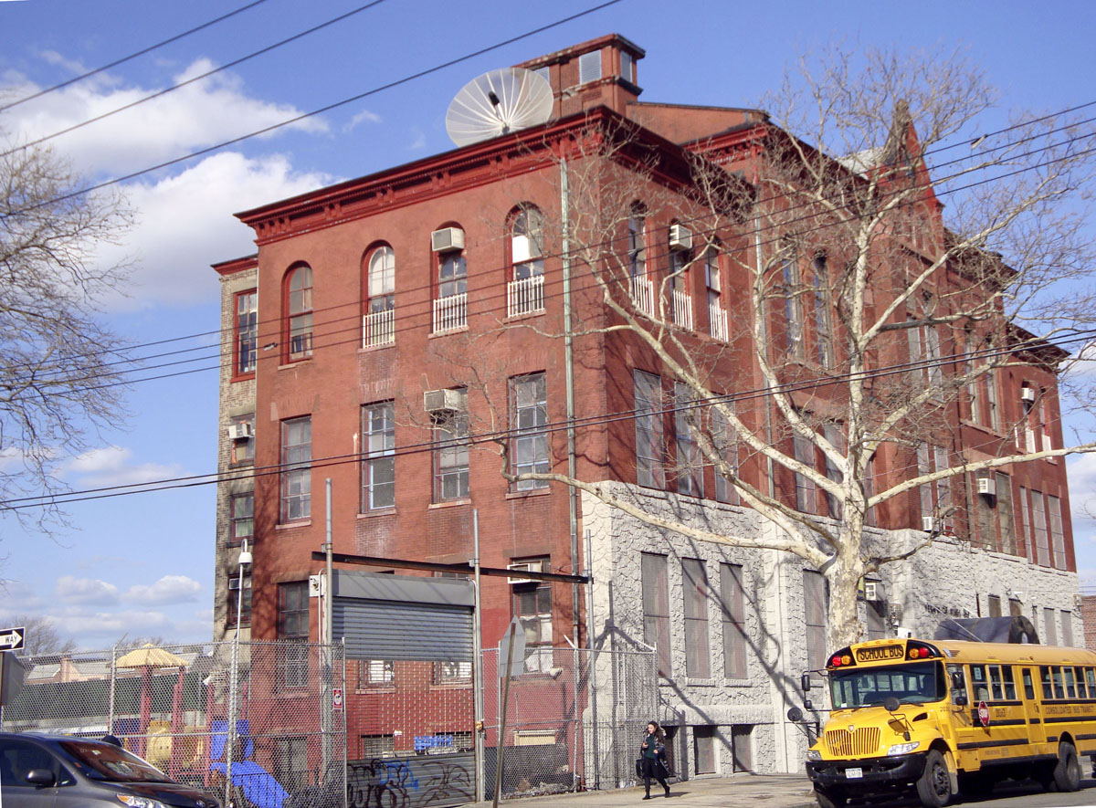 Нью-Йорк, Avenue Z, 2601-2623 / East 26th Street (B), 2571-2583 / East 27th Street (B), 2572-2584